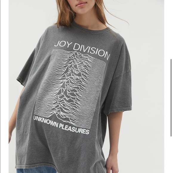 Urban Outfitters Tops - URBAN OUTFITTERS GRAPHIC TEE.